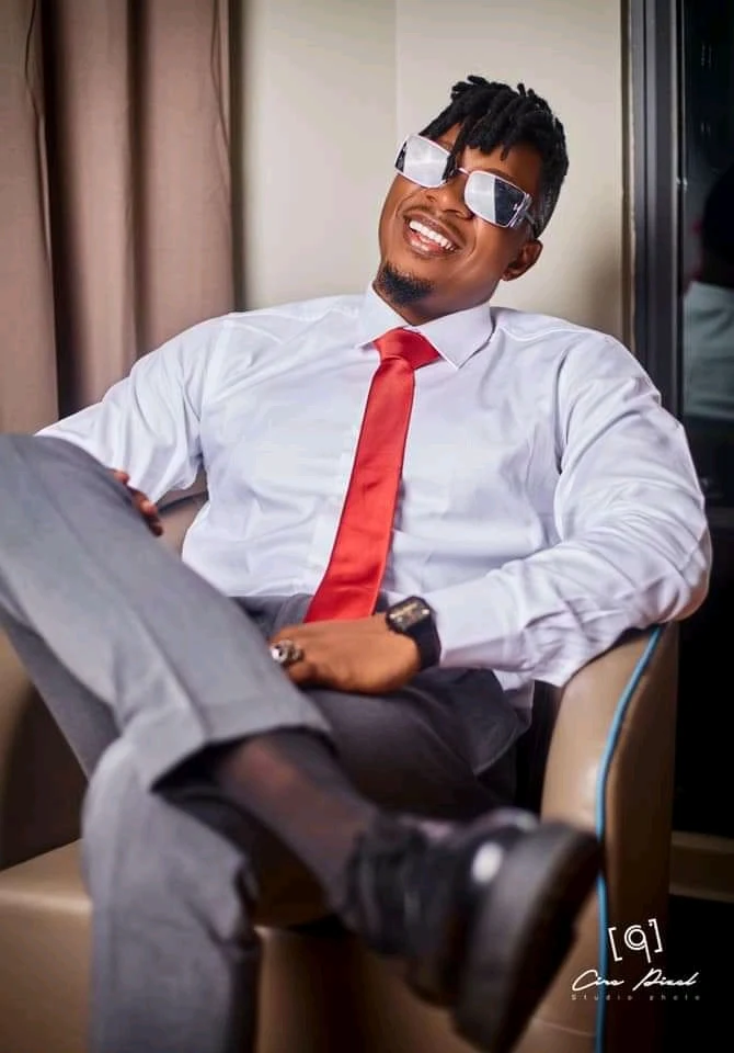 Stanley Enow relaxing