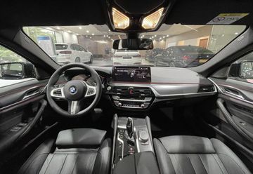 BMW 520i M Sport LCI 2023 sở hữu không gian nội thất đẹp mắt, sang trọng, được trang bị các tính năng tiện nghi - giải trí cao cấp