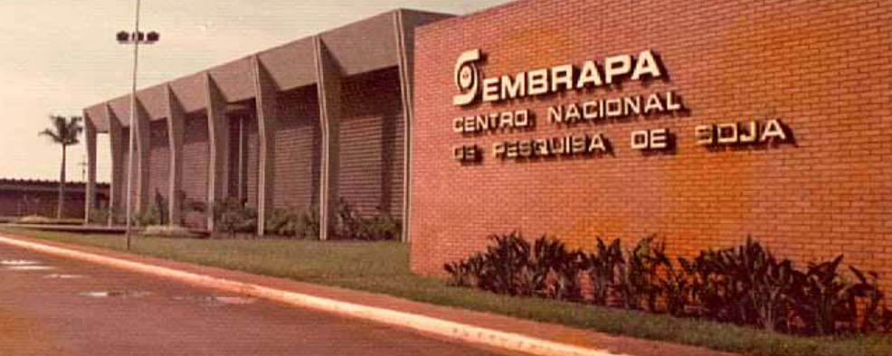 Foto da fachada do Centro Nacional de Pesquisa de Soja, junto ao Iapar - Londrina, PR. 