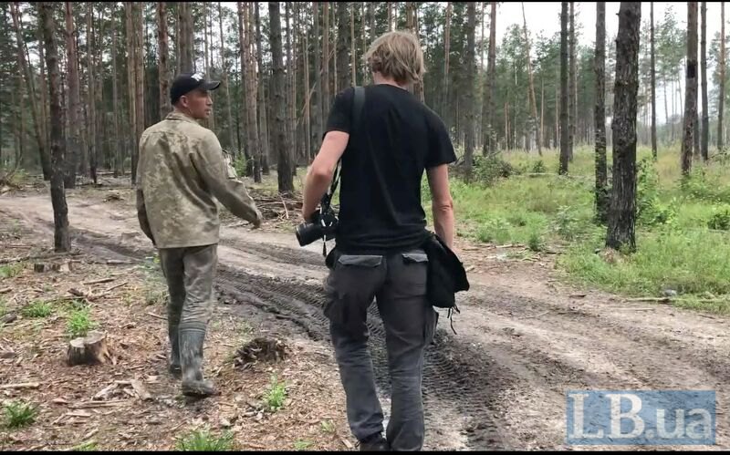 Старатель (ліворуч) виводить журналістів LB.ua з лісу