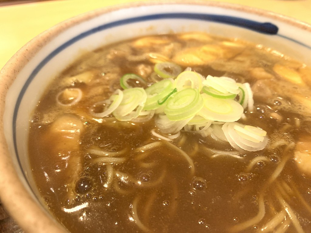 どんぶりに入った、日本そばの上にカレーがかかった画像です。