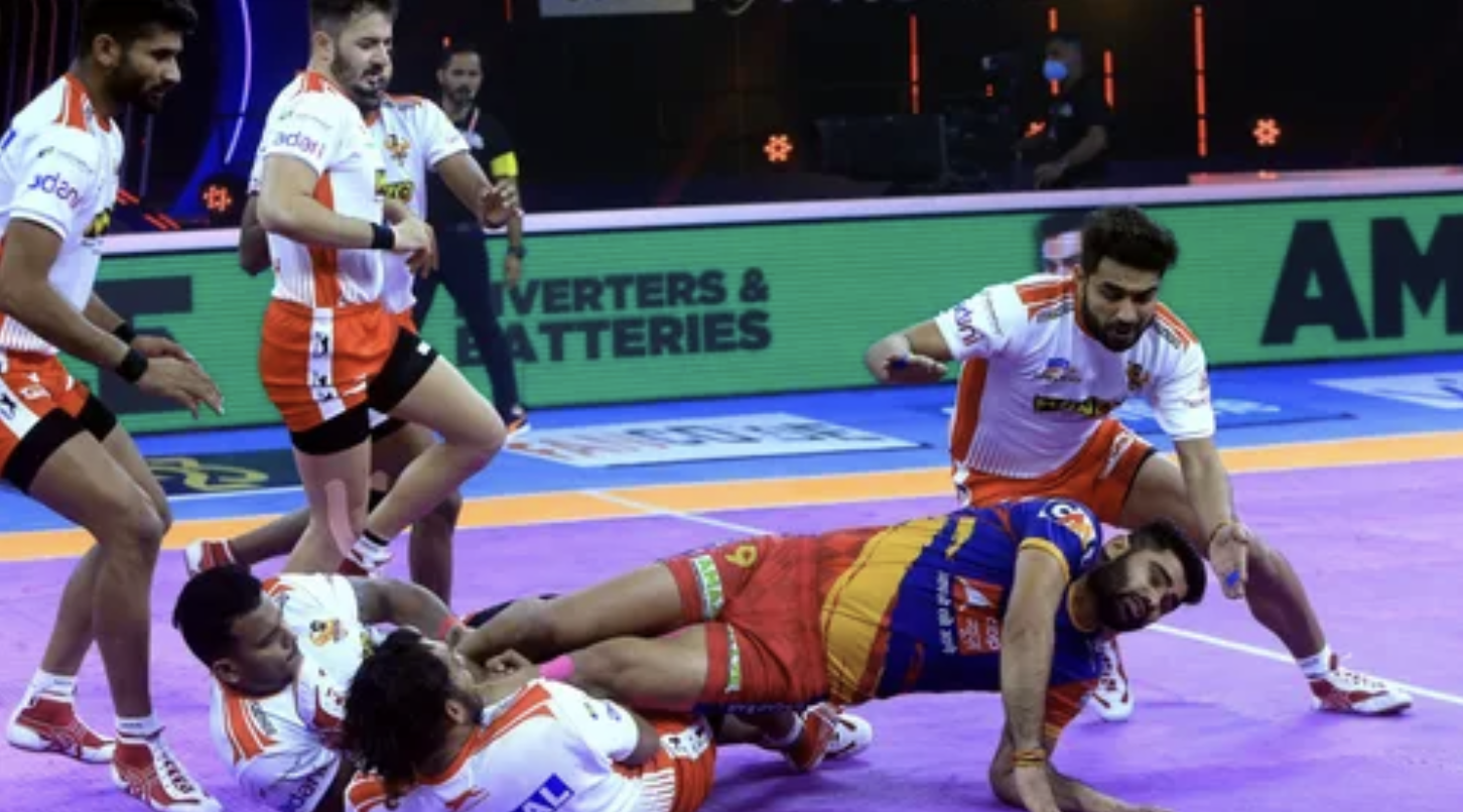 Gujarat Giants were leading 20-14 at half-time