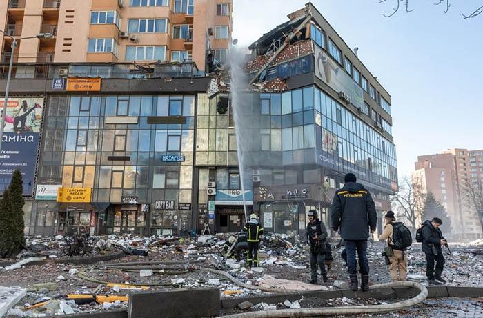 https://vietluan.com.au/wp-content/uploads/2022/12/Tên-lửa-của-Nga-tấn-công-vào-một-trung-tâm-thương-mại-ở-Kyiv-vào-tháng-2_2129530487.jpg