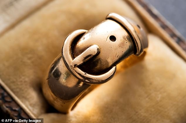 Gold buckle shaped ring given by Oscar Wilde and Reginald Harding to William Ward, 1876