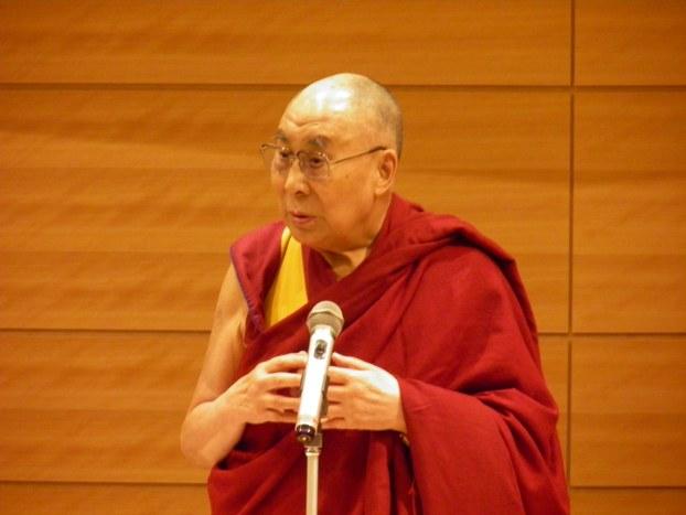 赖喇嘛在演讲中表示说：“中国政府认为维持西藏的优秀文化，已经获得很大的利益。我不寻求西藏从中国独立。我们最需要的是信任的关系。”达赖喇嘛强调：“我们不要求独立，悬挂雪山狮子旗也是过去毛泽东主席批准的，并没有分裂主义思想。” （南洲摄影）