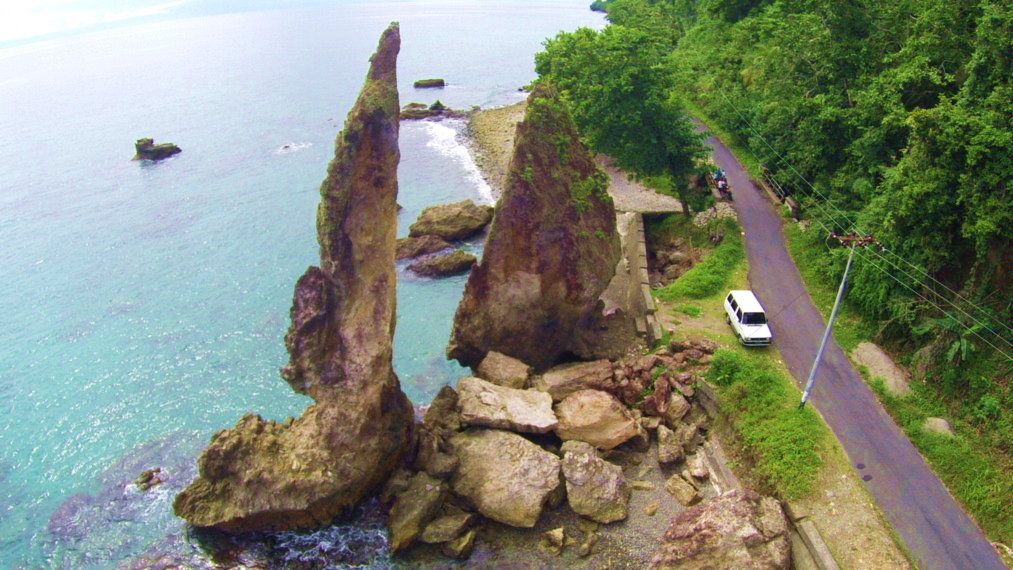 https://www.indonesiakaya.com/uploads/_images_gallery/Batu_Layar_tampak_dari_ketinggian.jpg