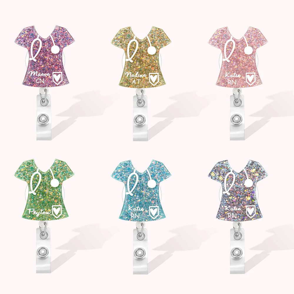 six enrouleurs de badge personnalisés en forme de chemise avec stéthoscope. 
