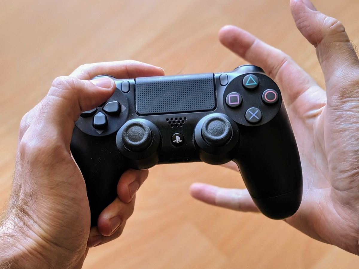 Playing with a controller could mean less accuracy than when using a gaming mouse. 
