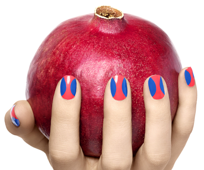 schöne Fingernägel, Rot und Blau kombinieren, schlichte Nägel mit toller Dekoration, Sommerideen