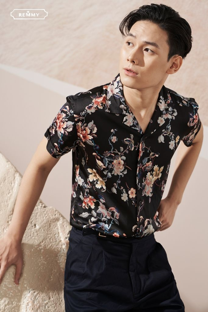 Mẫu áo sơ mi màu đen họa tiết hoa lá