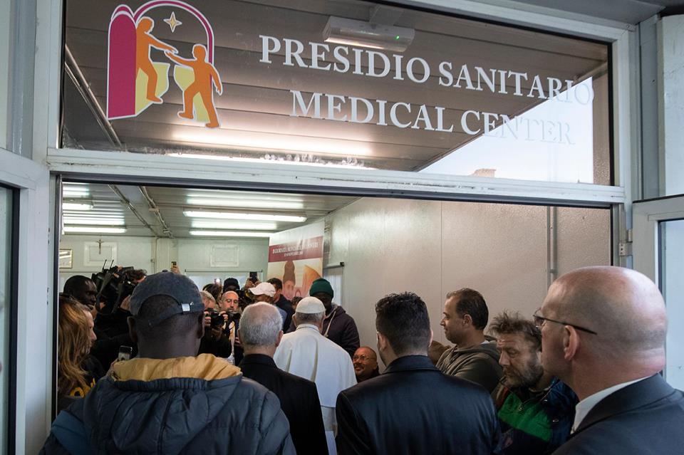 Đức Thánh Cha Phanxico thăm người nghèo tại phòng khám y tế lưu động trong Quảng trường Thánh Phê-rô