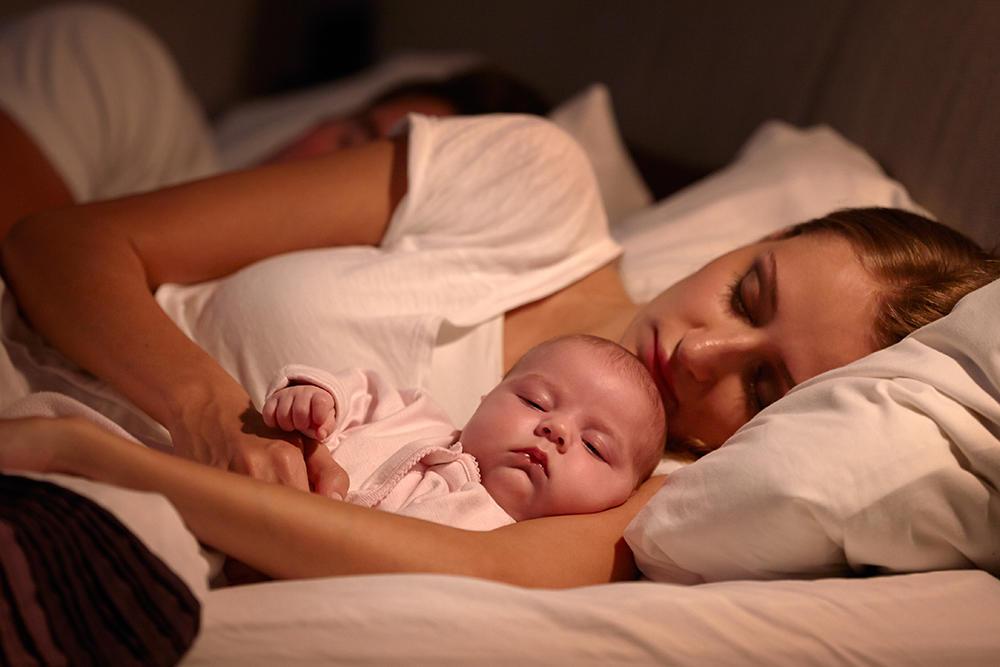 mom and baby co-sleeping