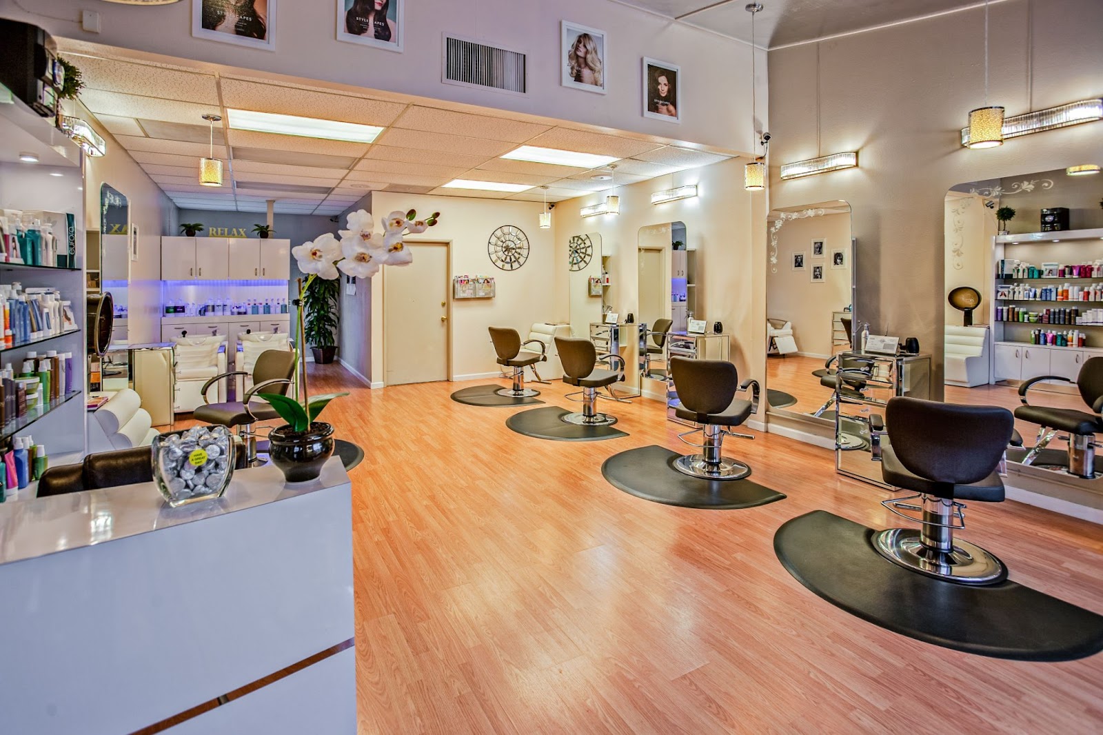 a salon with black chairs Infront of full lenght mirrors as part of eco-friendly salon guiee