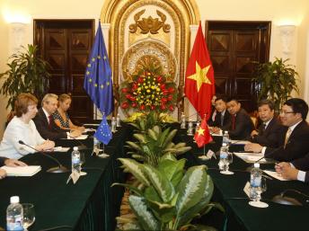 Đại diện ngoại giao Liên hiệp châu Âu, bà Catherine Ashton (áo trắng) trong chuyến thăm Việt Nam ngày 12/08/2014.