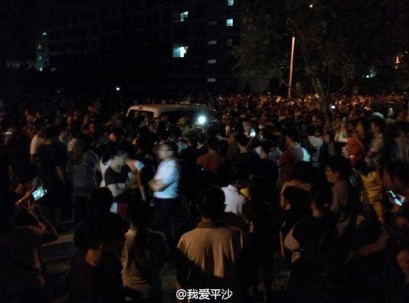 广东珠海数百村民围攻污染工厂与警对峙千人围观