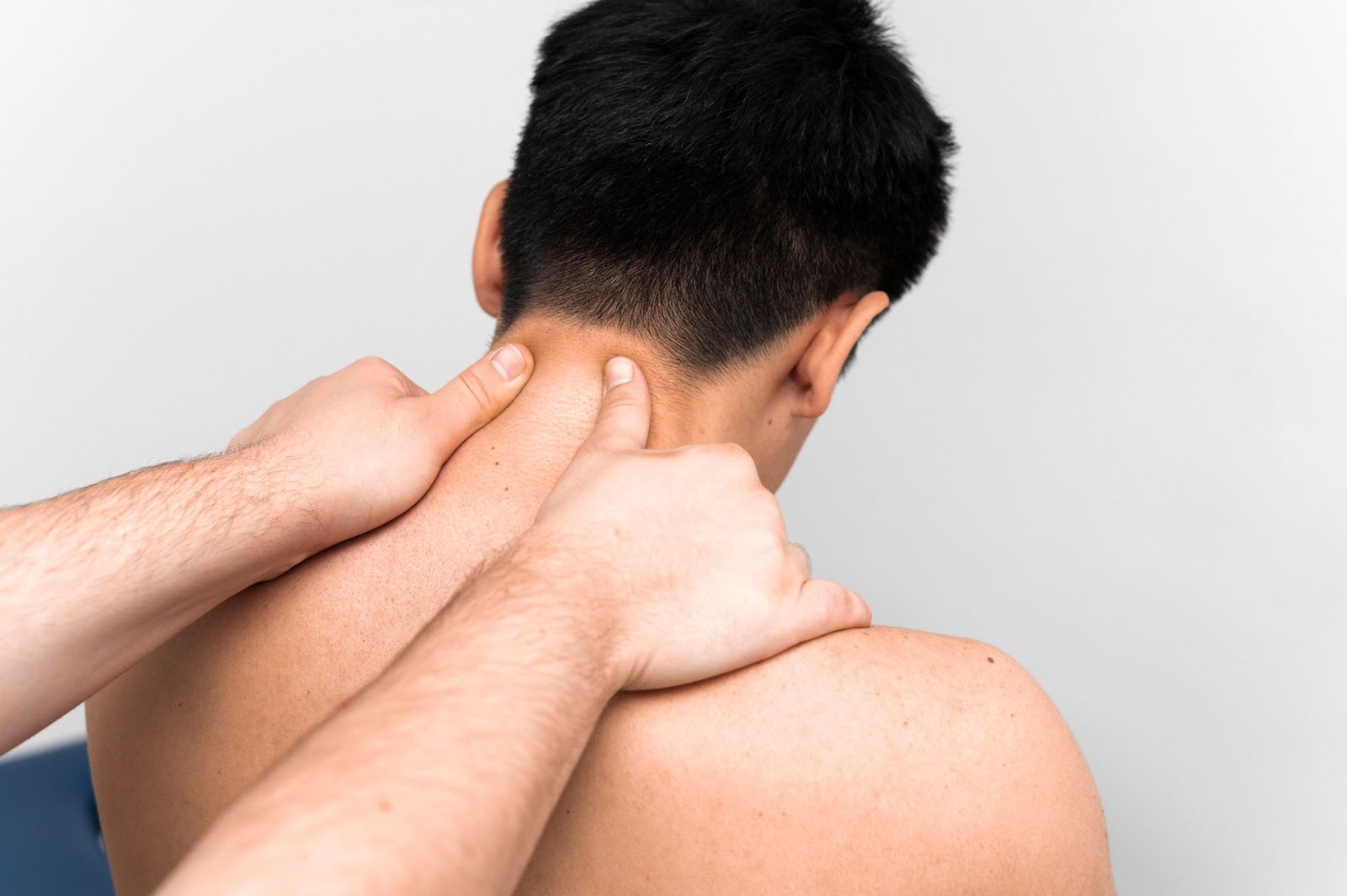 massage mô sâu giảm đau vùng cổ vai