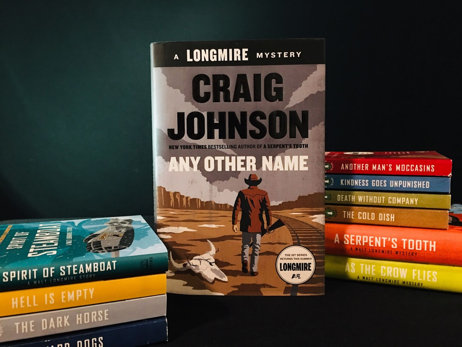 While most fiction lovers enjoy morally complex heroes, Walt Longmire offers a refreshing change. According to the writer of this fan-favorite figure, Walt attempts to conquer his emotional distress and internal struggles to do the good things. That is a commendable trait for any heroine to possess. 
