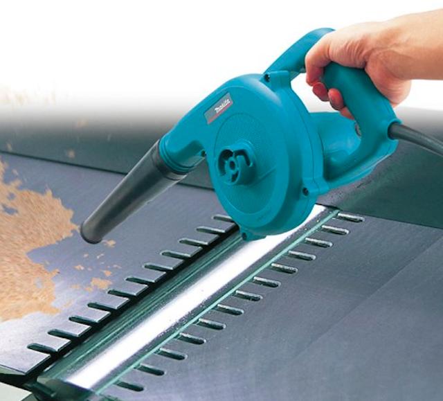 The mini handheld is suitable for cleaning up dirt in small areas