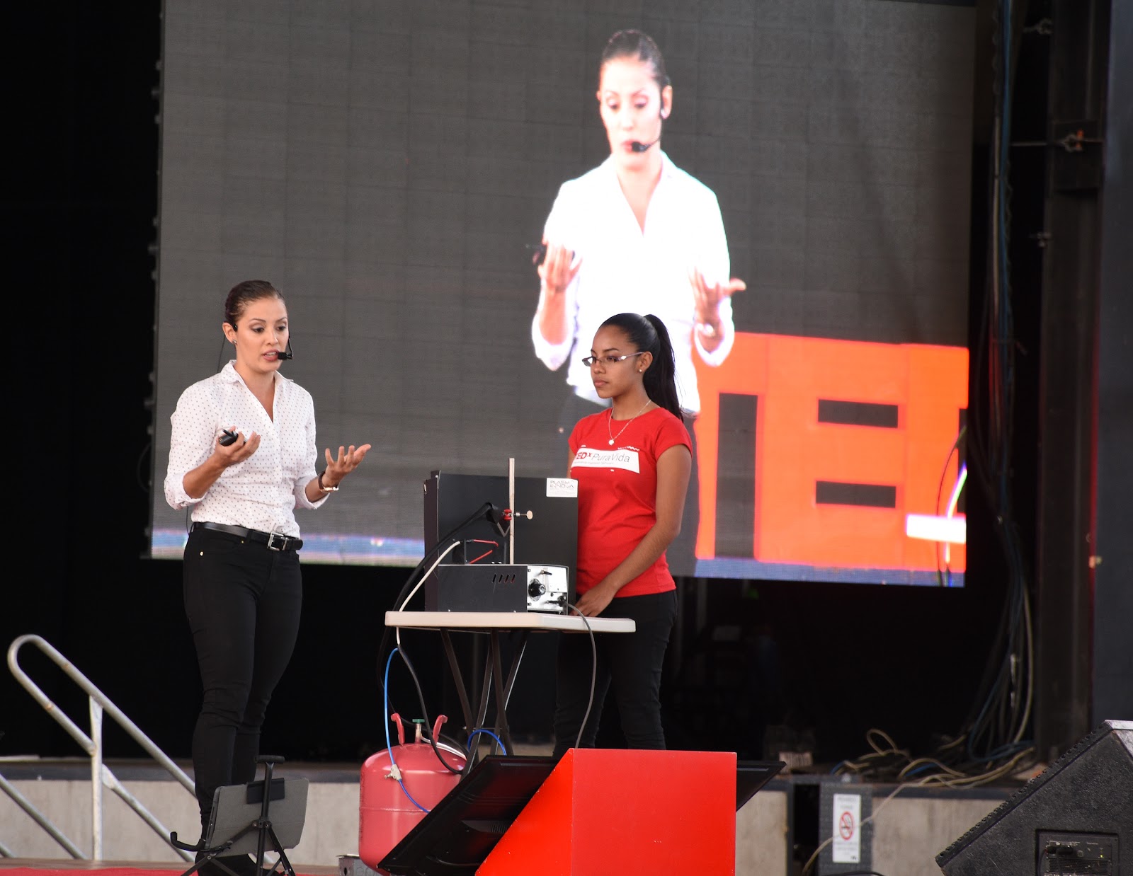 Laura Barillas fue la encargada de abrir el segundo bloque de exposiciones del Tedx Pura Vida Joven (Fotografía: Ruth Garita/OCM)