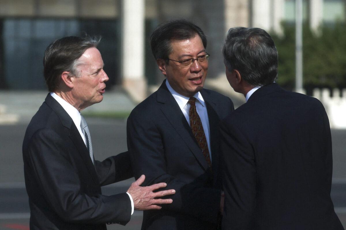 Ngoại trưởng Hoa Kỳ Antony Blinken (phải) được Vụ trưởng Vụ Bắc Mỹ và Châu Đại Dương của Bộ Ngoại giao Dương Đào và Đại sứ Hoa Kỳ tại Trung Quốc Nicholas Burns (bên trái) chào đón khi ông đến Bắc Kinh hôm 18/06/2023. (Ảnh: Leah Millis/Pool/AFP qua Getty Images)
