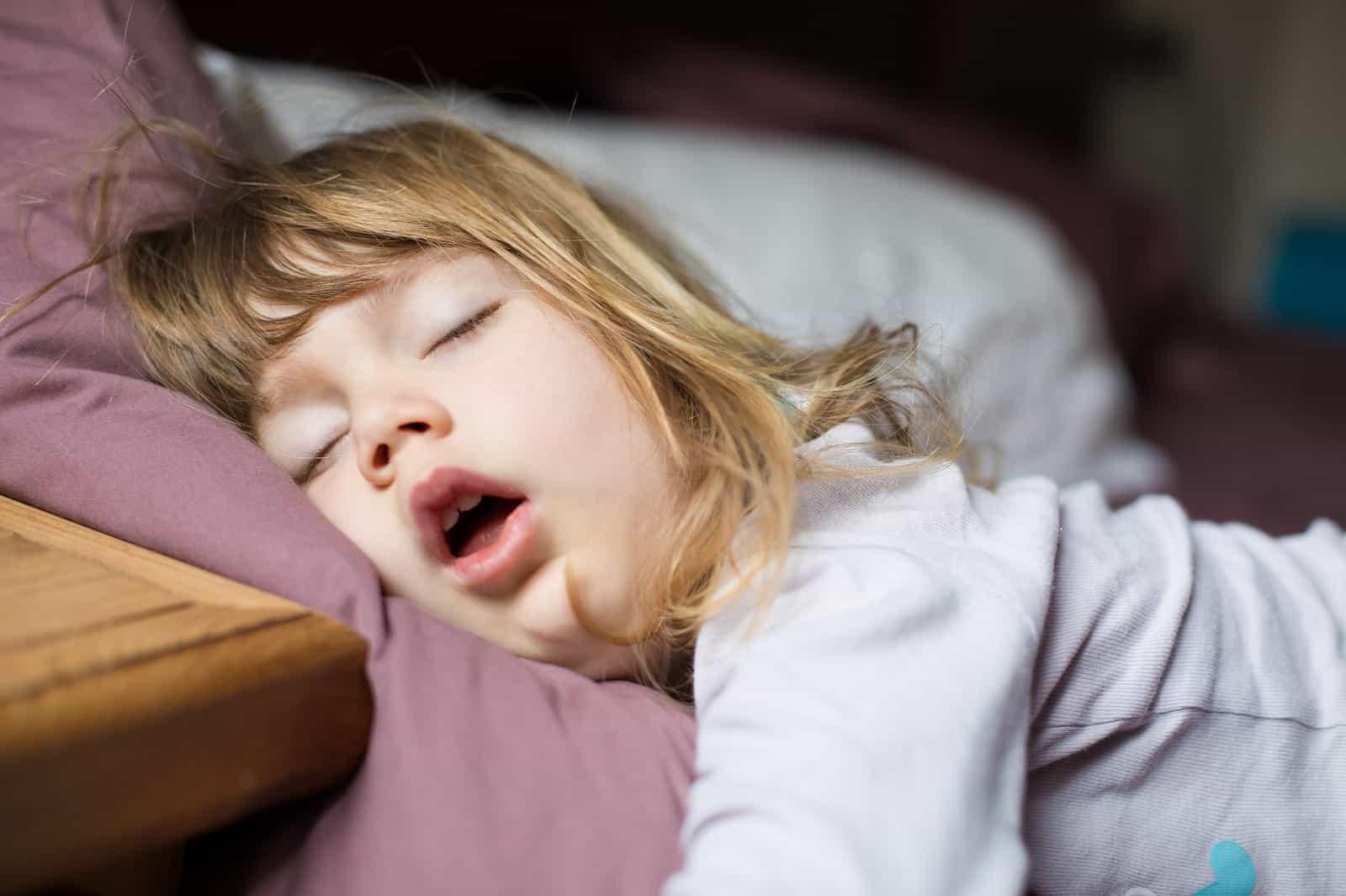 ¿Es malo dormir con la boca abierta?