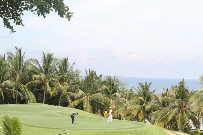 Tour du lịch golf Bình Thuận - Golf Bình Thuận với tầm nhìn ra biển