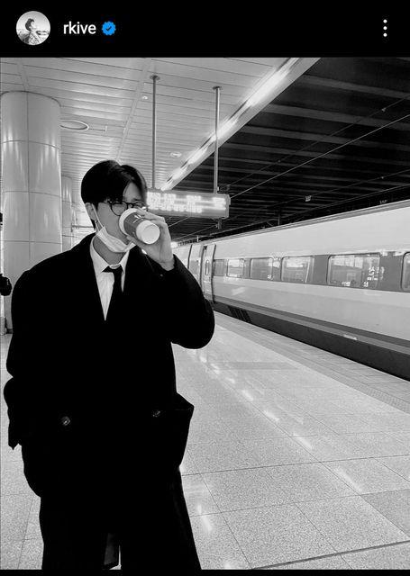 A picture containing person, platform, station, pulling

Description automatically generated