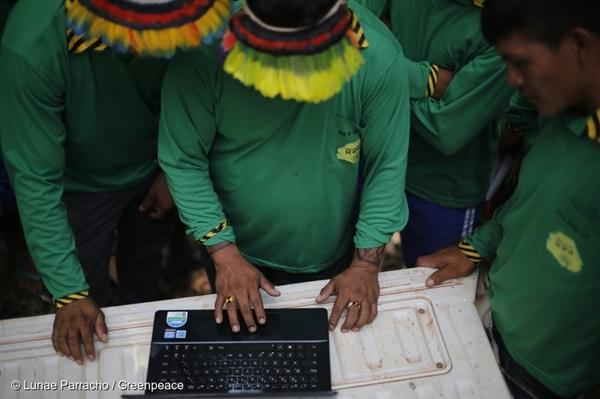Ka'apor Indians setting up trap cameras in areas used by illegal loggers to invade the indigenous territory.