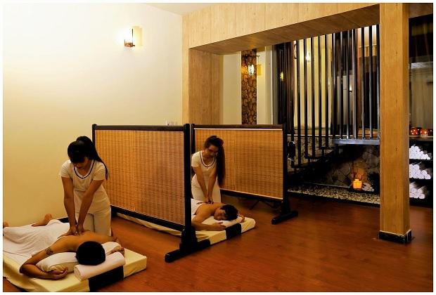 Hai khách nam đang tận hưởng liệu trình xoa bóp tại Massage Pro