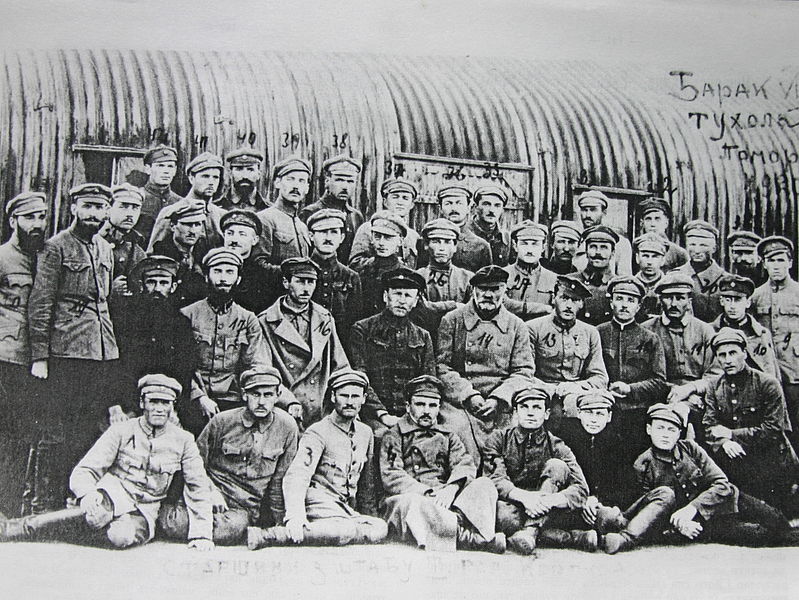 Інтерновані старшини 3-ї бригади ЧУГА у польському таборі полонених в м. Тухоля  