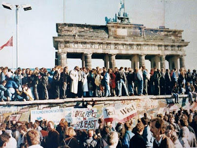 Ficheiro:West and East Germans at the Brandenburg Gate in 1989.jpg