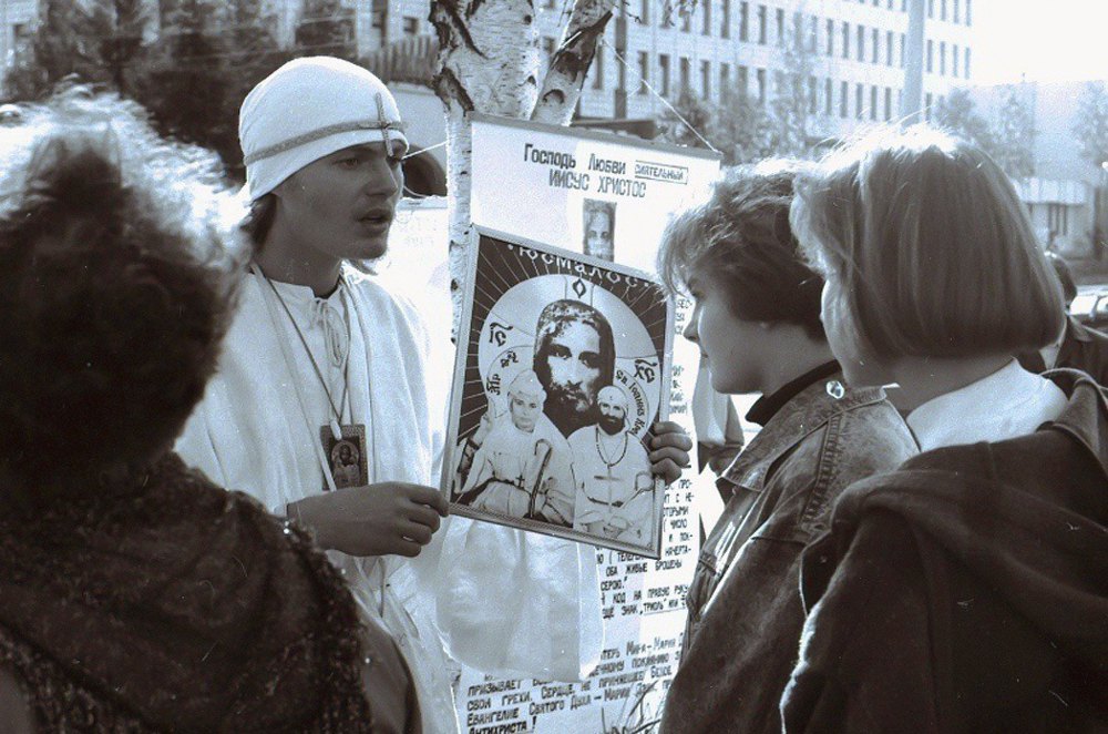 Адепти Білого братства на майдані Незалежності, Київ. 1993
