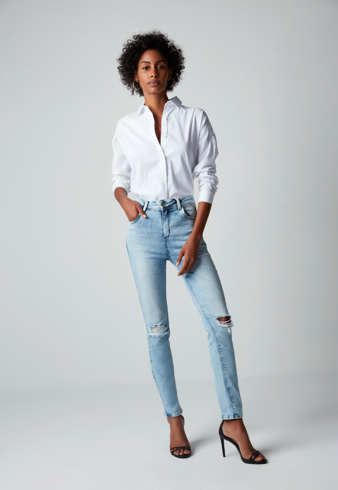 DESCUBRA COMO MONTAR LOOKS ELEGANTES COM A CALÇA JEANS DO MOMENTO