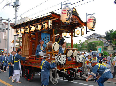 tentang budaya dan sastra jepang: Mikoshi: Kuil Mini yang Tak Pernah Absen  di Setiap Matsuri