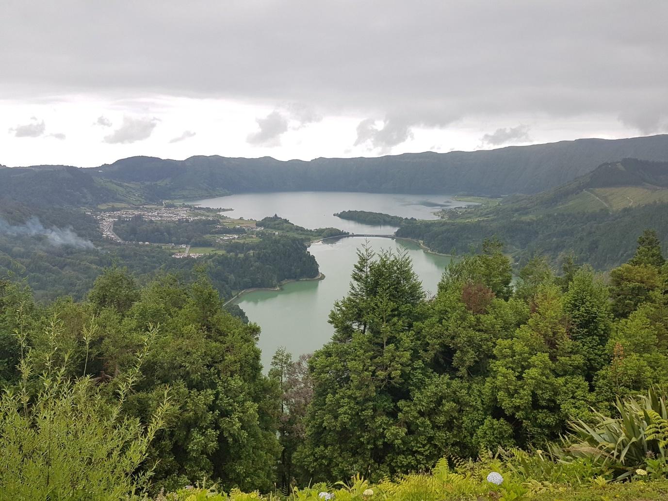 Vista de lago y montañas al fondo

Descripción generada automáticamente