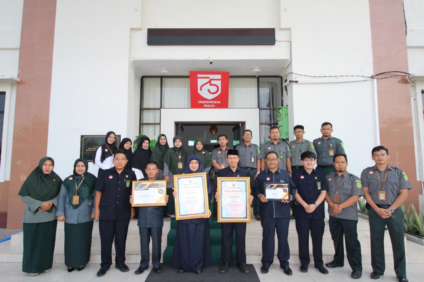 \\Resepsionis\1. foto pa bengkalis\TAHUN 2021\3. MARET\2. 1 MAR PENYERAHAN PENGGHARGAAN KE KETUA\IMG_0261.JPG