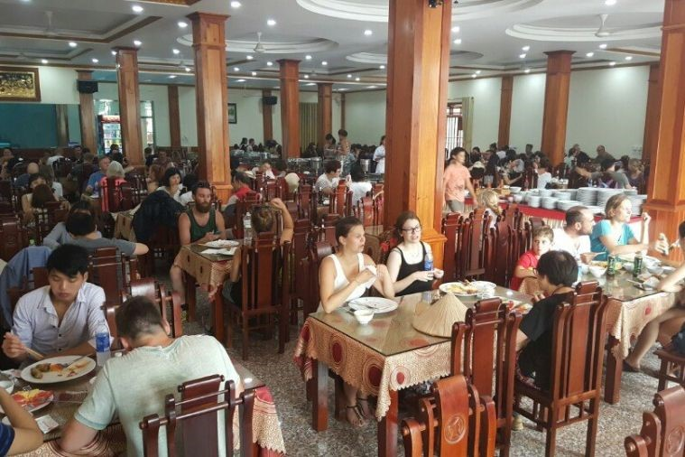  Duc De restaurant always crowded with both domestic and foreigners 