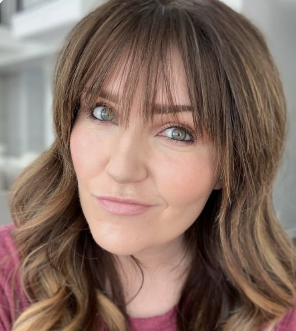 Close-up picture of Kelly Snider and her eyeshadow look using the 3 tips to apply eyeshadow to hooded eyelids. 