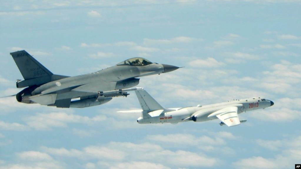 Máy bay F-16 của Đài Loan theo dõi máy bay ném bom H6-K của Trung Quốc trên eo biển Luzon, phía nam Đài Loan.