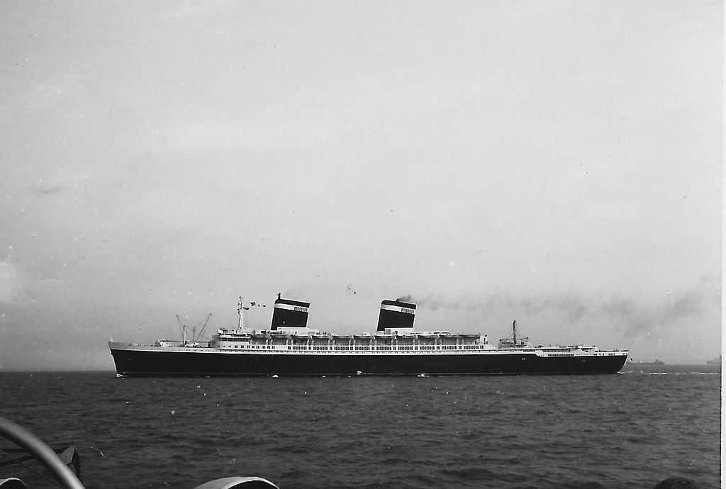SS_United_States_on_maiden_voyage_from_Southampton.jpg