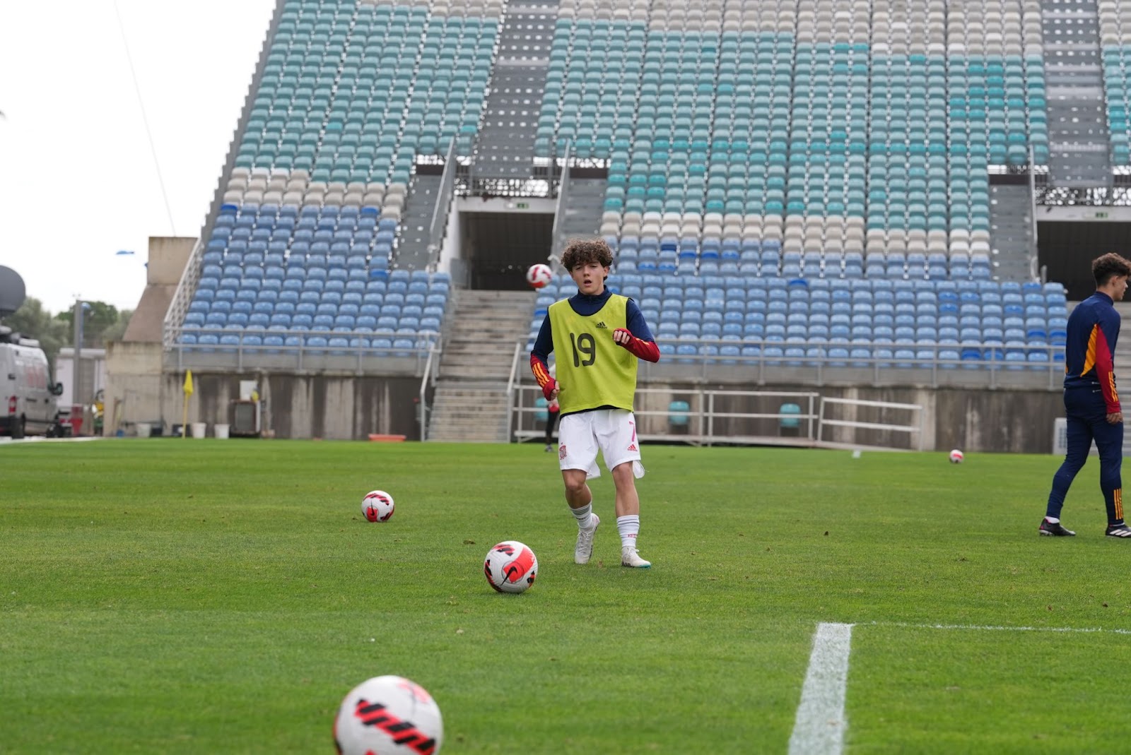 Dani Díaz, durante el calentamiento de uno de los encuentros de la selección española sub-17. 