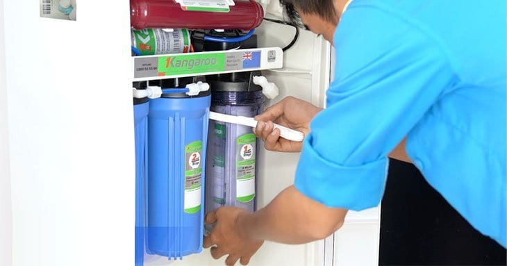 Nới lỏng van lõi để khí thoát ra ngoài