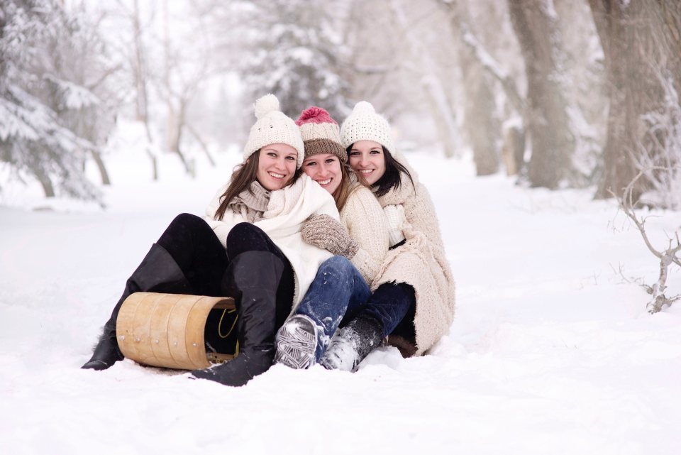 1.1. Tinute de munte bagajul pentru o vacanta la munte iarna - 3 femei cu caciuli in zapada.jpg