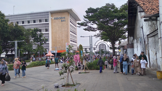 Tampak Stasiun Jakarta Kota dari kawasan pedestrian Kota Tua, Jakarta. (Sumber foto: Dok. pribadi penulis)