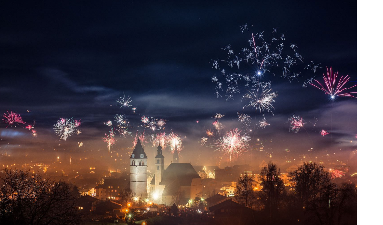 Fireworks in the sky over a castle

Description automatically generated with low confidence