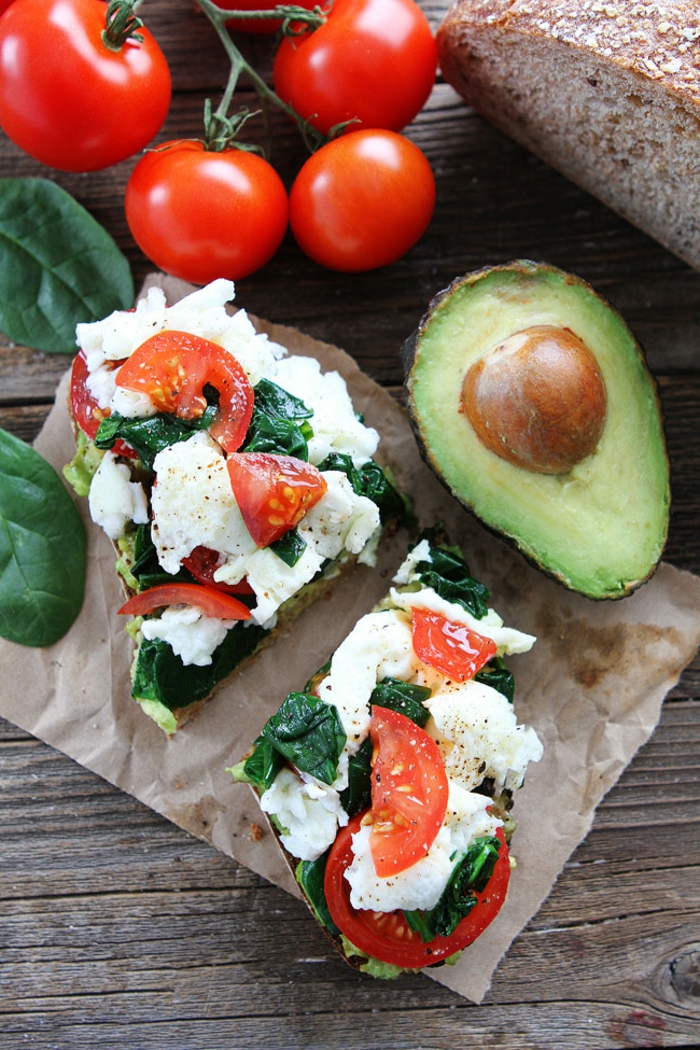 richtige ernährung selber kochen, idee, avocado, spinat, basilikum, tomaten, käse