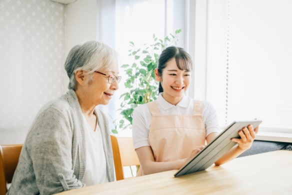 人, 屋内, 女性, テーブル が含まれている画像

自動的に生成された説明