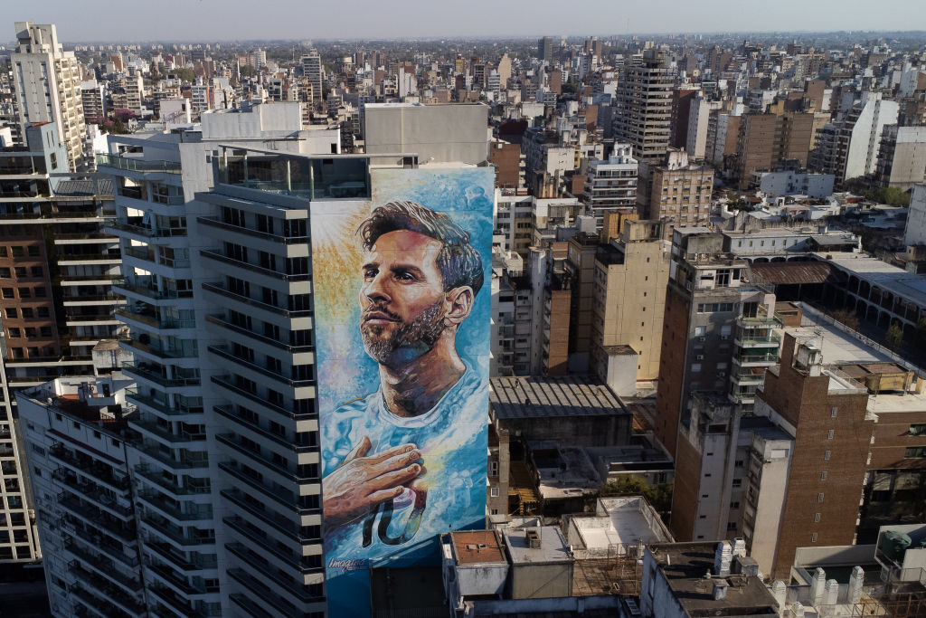 جدارية ليونيل ميسي على مبنى سكني في مسقط رأسه روساريو الأرجنتينية (Getty)