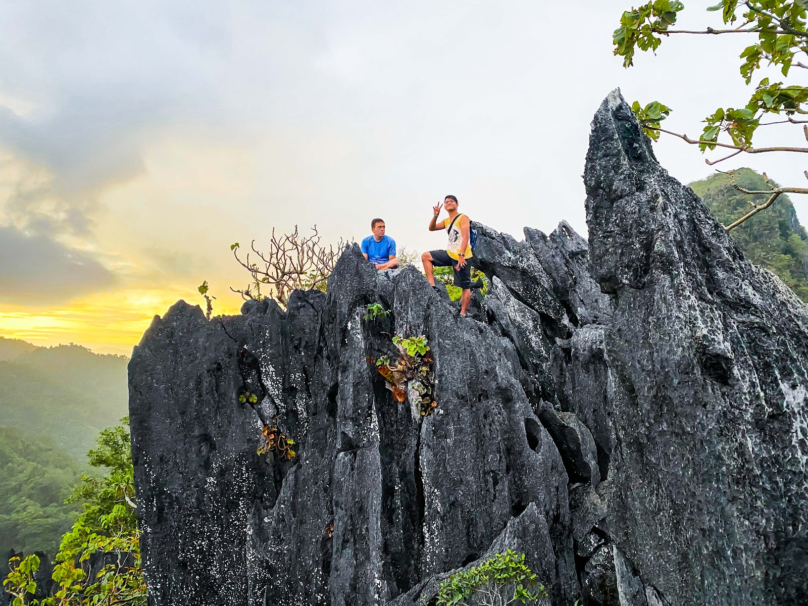 【菲律賓巴拉望】愛妮島自由行必挑戰！攀登 Taraw Cliff 將市區美景海景一網打盡！一次告訴你瘋狂的攻頂攻略｜三八旅客