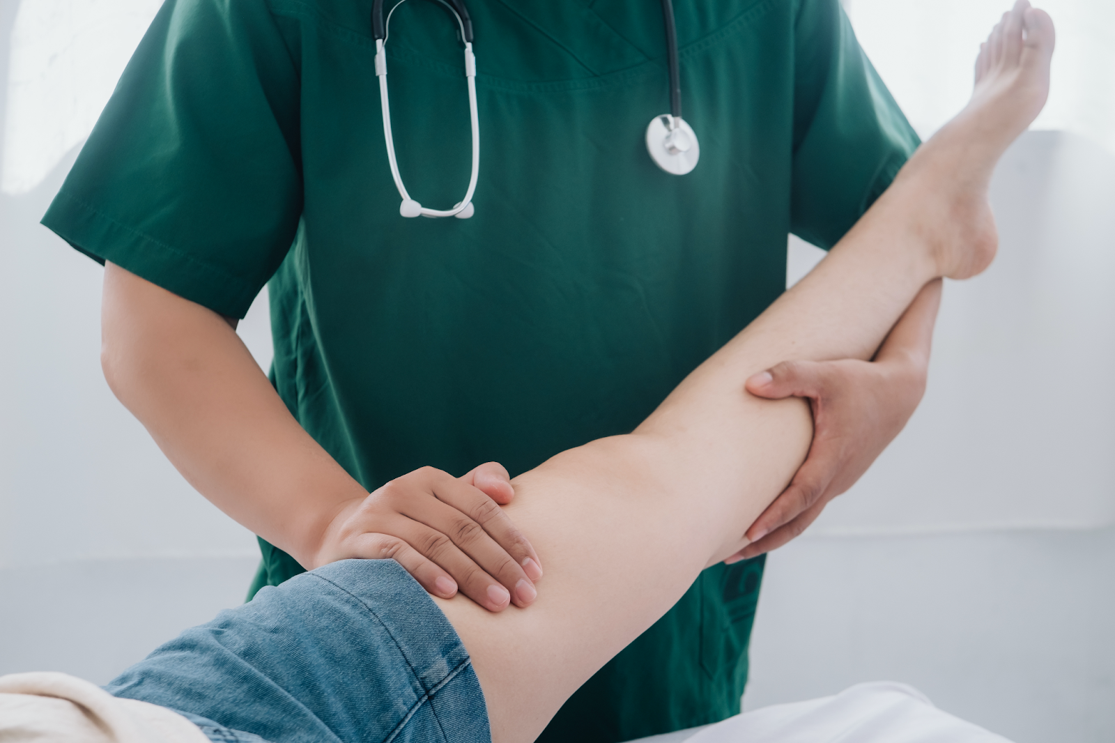 terapeuta em uma de consulta para o tratamento de distrofia muscular nos músculos da perna 